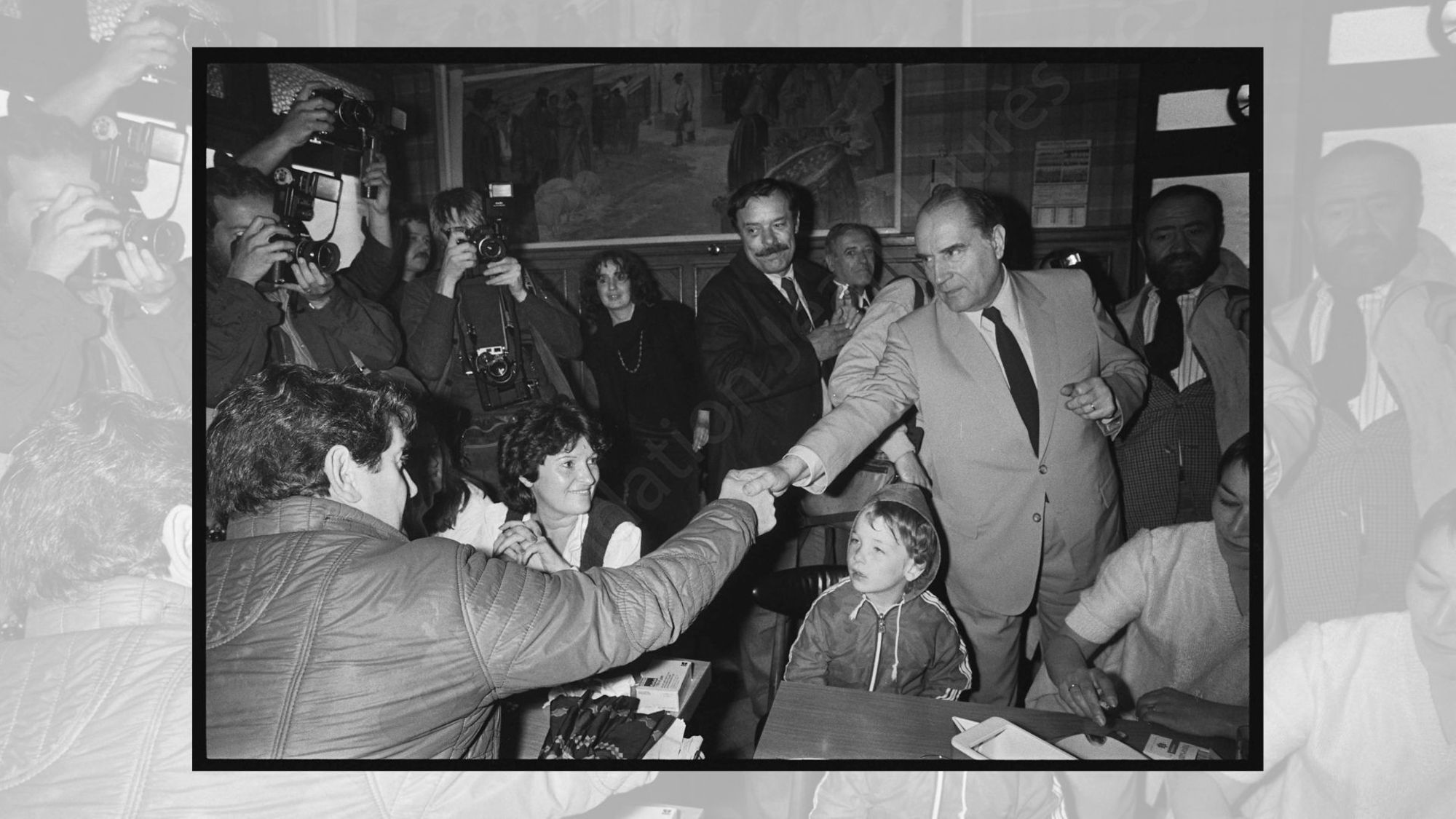 10 mai 1981, François et Danielle Mitterrand votent à Château-Chinon