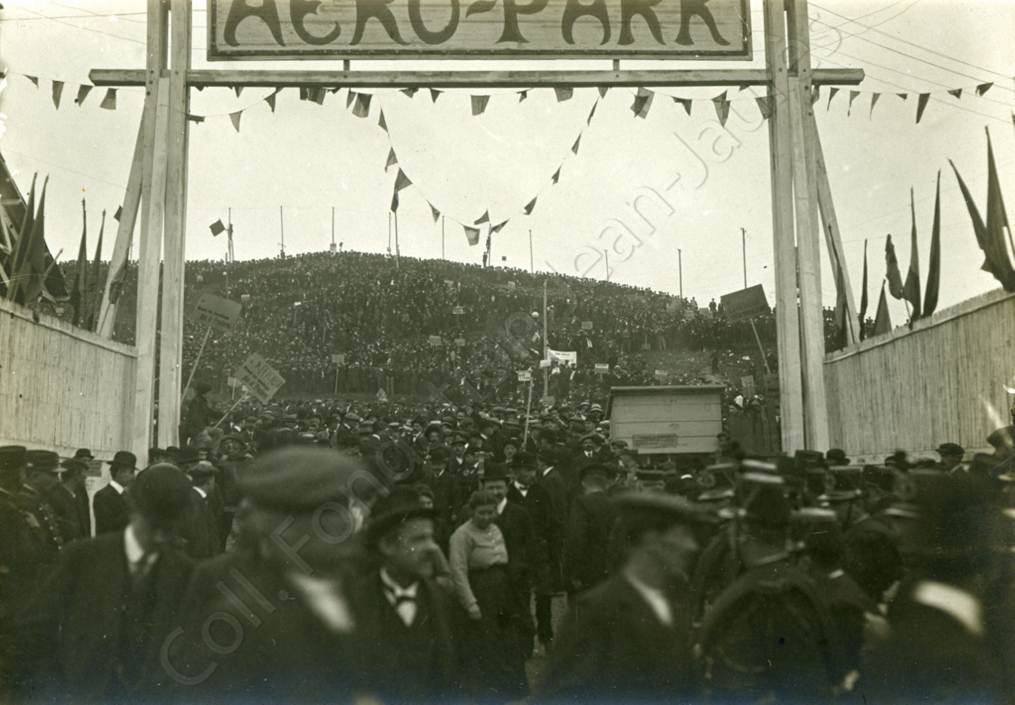 Sortie du meeting contrôlée par les forces de police de chaque côté.